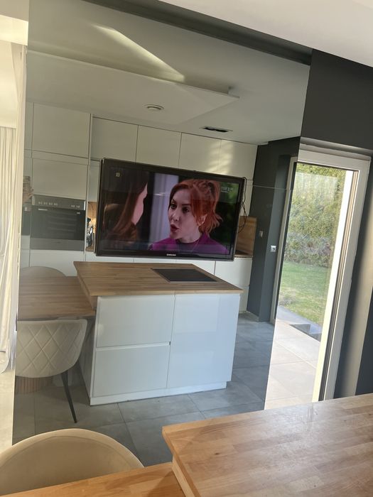 Samsung UE32D5500 plus wieszak do powieszenia