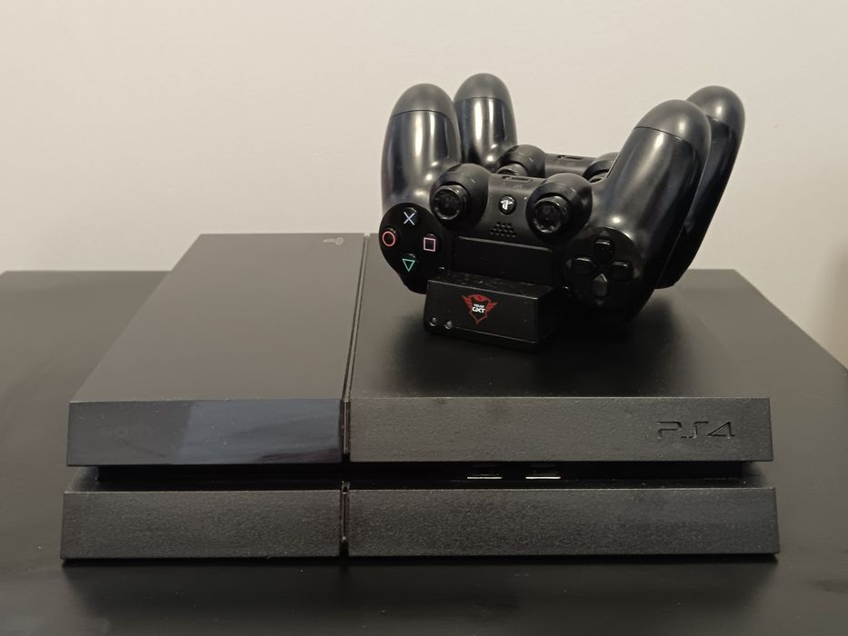 Konsola ps4 + dwa pady + okablowanie +ładowarka