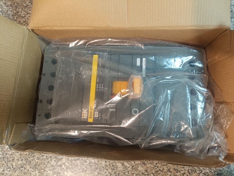 Автоматичний вимикач ланцюга VA88-37 3P 400A 35kA IEK