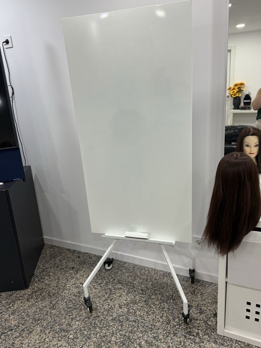 Espelho , mesa centro, expositor, quadro branco , poltrona