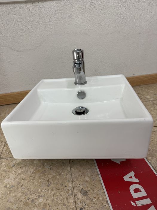 Lavatório de pousar branco com torneira