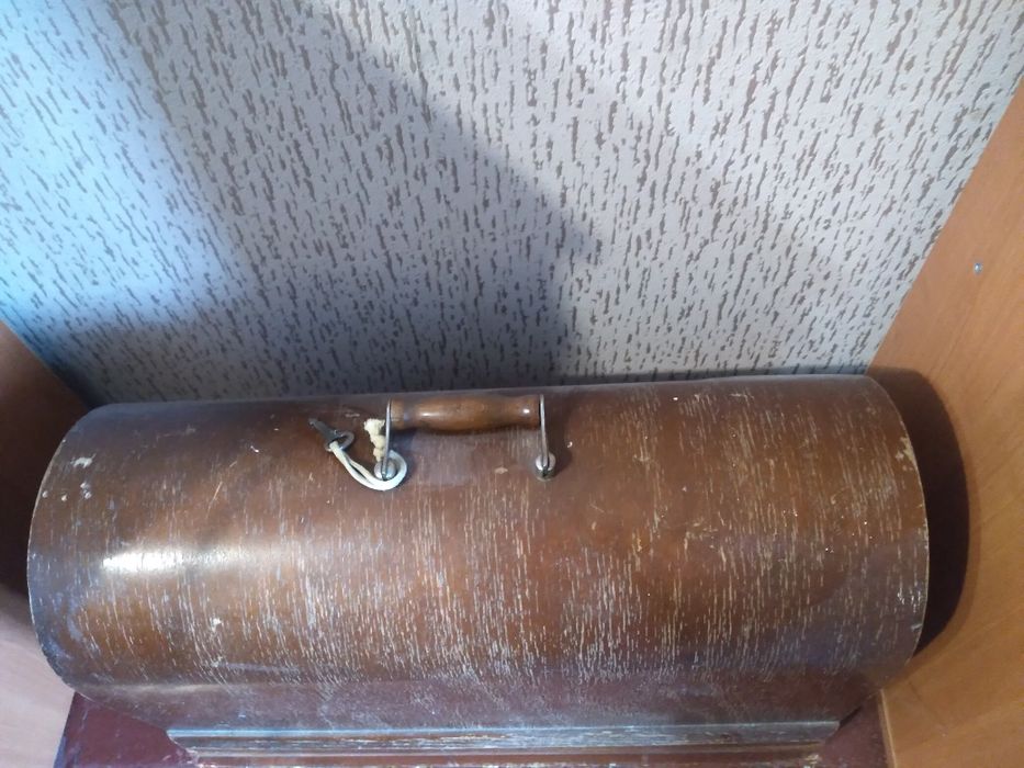 Продам швейну машинку.