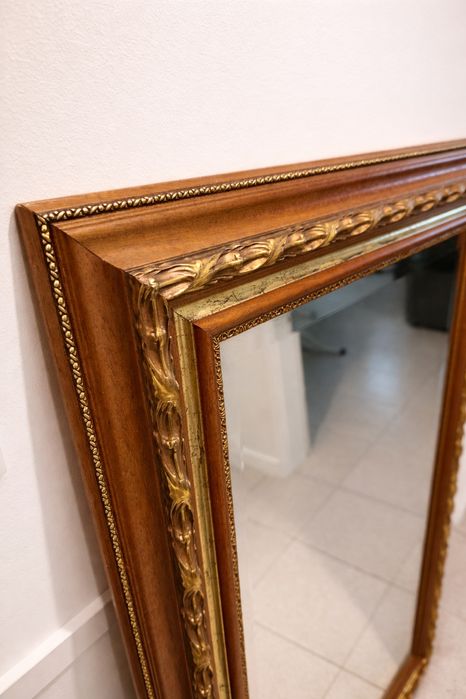 Espelho com detalhes em talha dourada