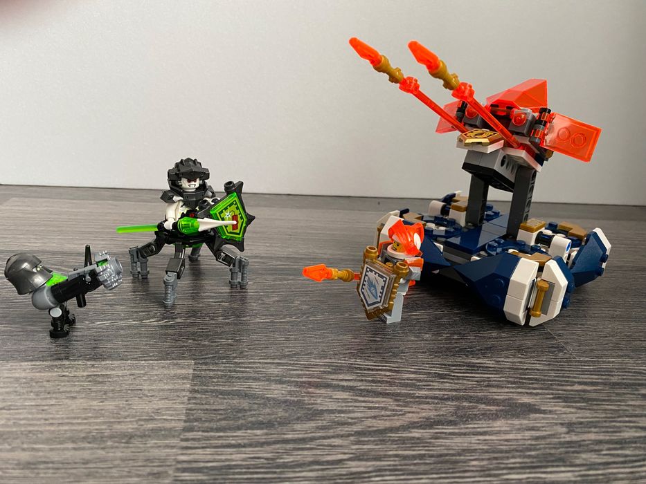 LEGO Nexo Knights 72001  Bojowy poduszkowiec Lance'a