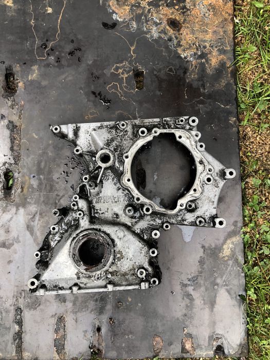 Передня кришка двигуна Мерседес 208-410