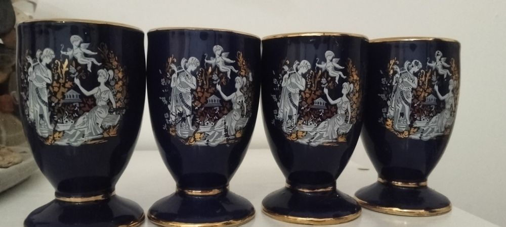 4 copos antigos e terrina. A terrina não tem  a tampa.