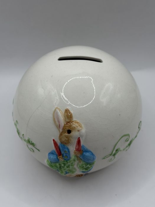 Porcelanowa skarbonka Peter Rabbit firmy Enesco