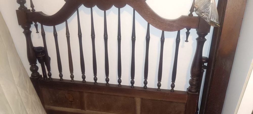 Cama c/ mesinhas cabeceira