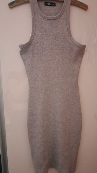 Sukienka szra obcisłą