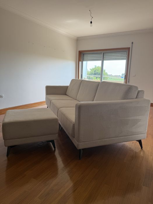 Sofá de 3 Lugares Moderno (Bege/Cru) + Puff Repousa-Pés | Como Novo