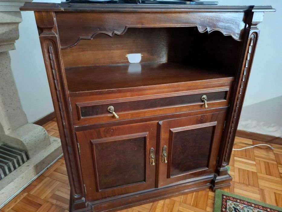 Móveis de Sala: Mesa e Cadeiras / Estante / Mesa TV / Mesa de apoio / Mesa de Centro