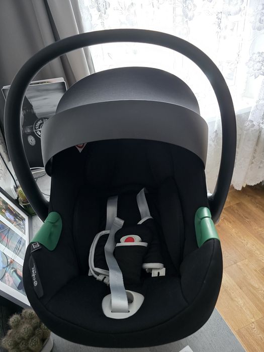 Продам автокресло Cybex Aton B2 i-Size Car Seat including Base O