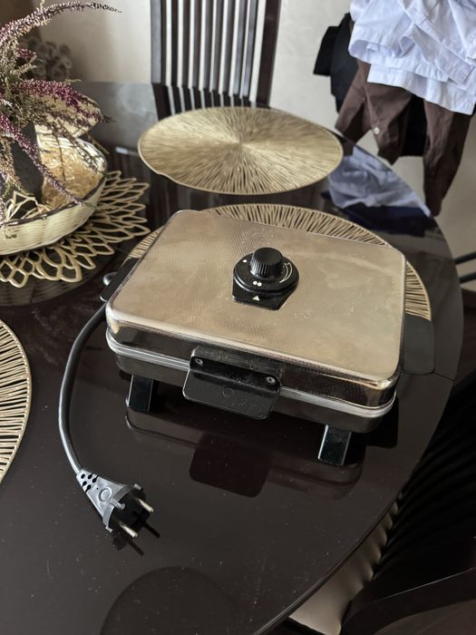 Вафельниця кухонна