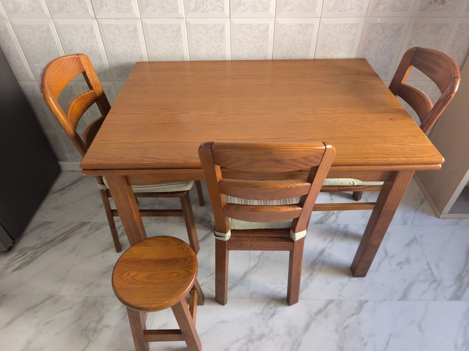 Conjunto de mesa de cozinha em madeira maciça + 4 cadeiras + 2 bancos