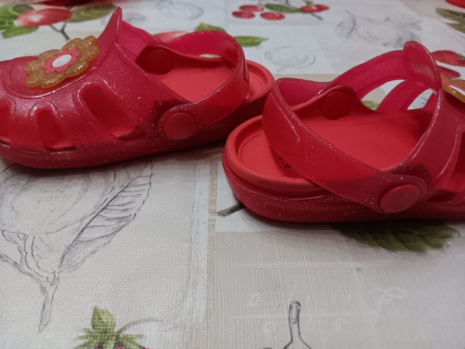 Crocs / Chinelos rosa brilhante com flor dourada brilhante
