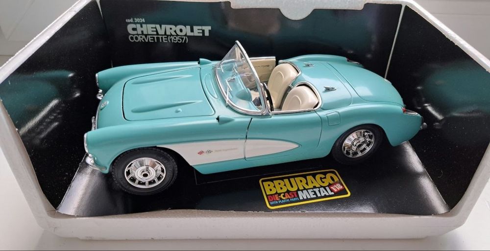 Модель автомобиля Chevrolet Corvette 1957 года, выполненная в масштабе 1:18 итальянским производителем Bburago.