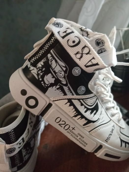 Кросівки 20+літні