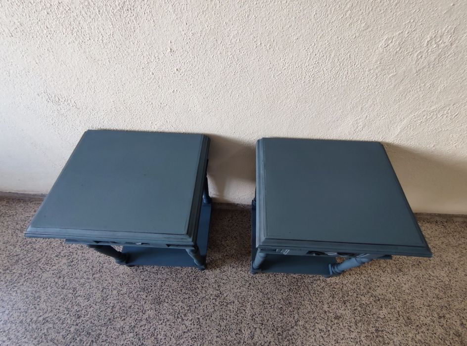 Vendo duas mesinhas cabeceira antigas
