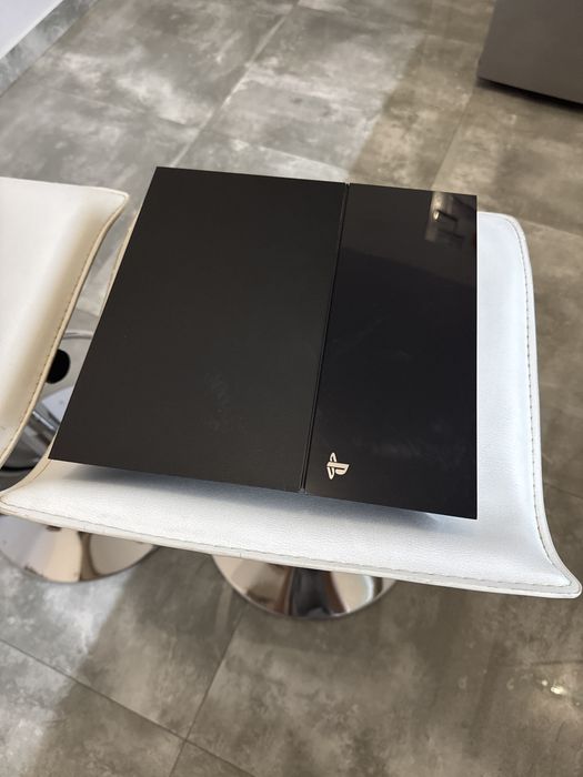 Playstation 4 500GB 2 pady plus Wiedzmin 3 Dziki Gon