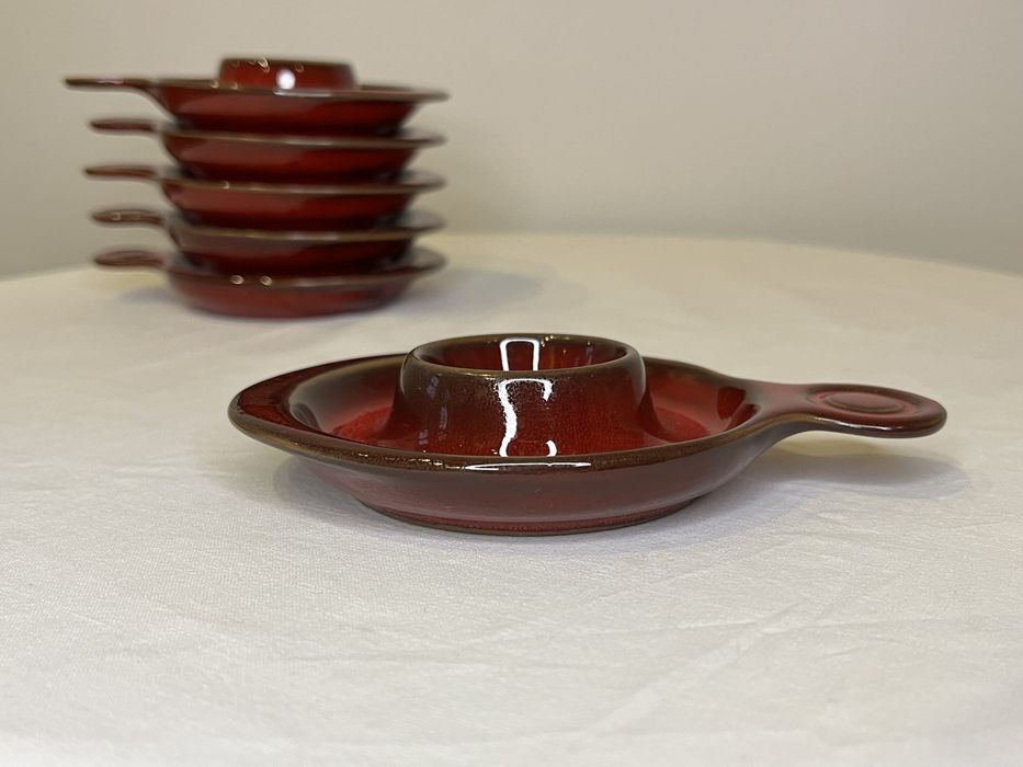 Komplet 6 ceramicznych czerwonych podstawek do jajek | lata 70.