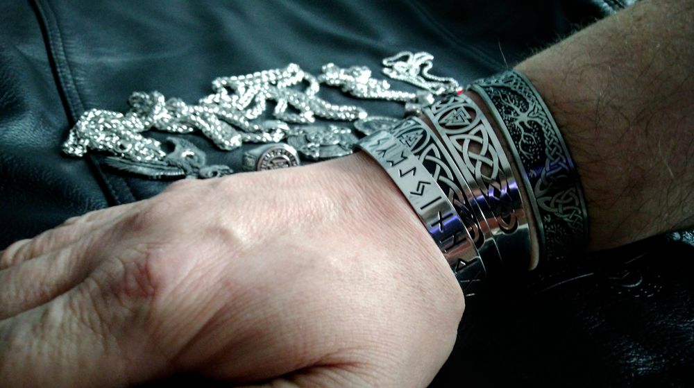 Piękna stalowa nordycka bransoletka wikinga magiczne znaki runy symbol