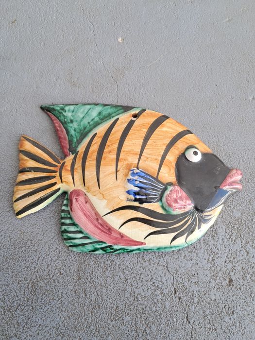 Peixe decorativo em louça/ barro pintado