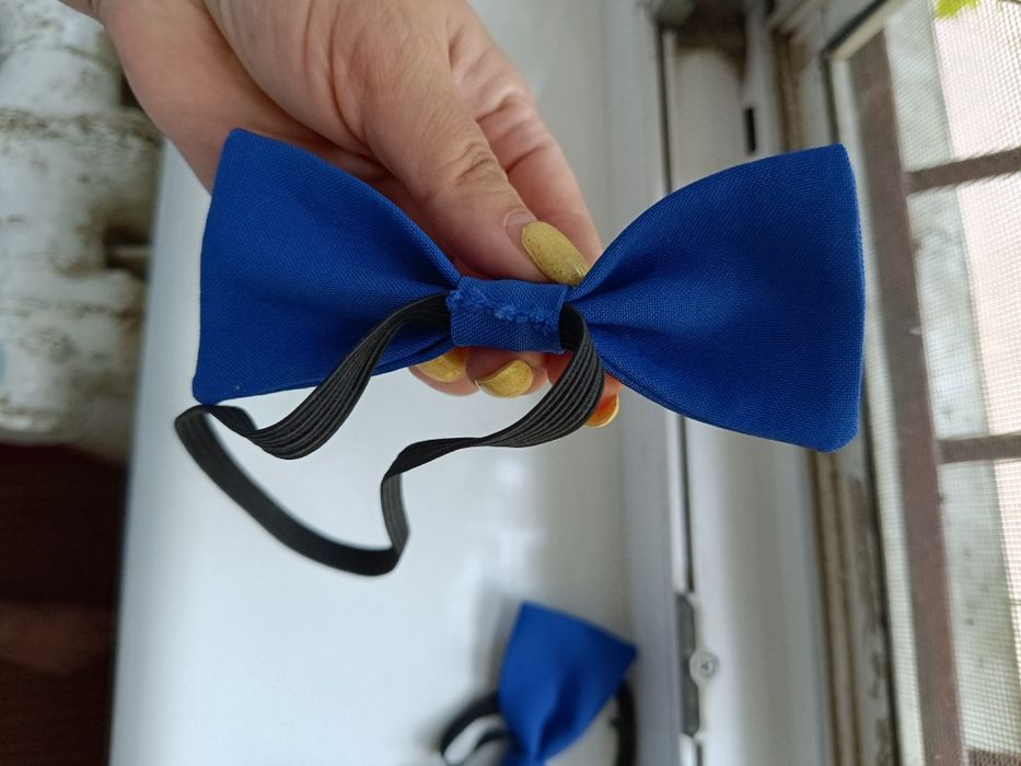 Метелик - галстук для хлопчика синього кольору на чорній резинці.