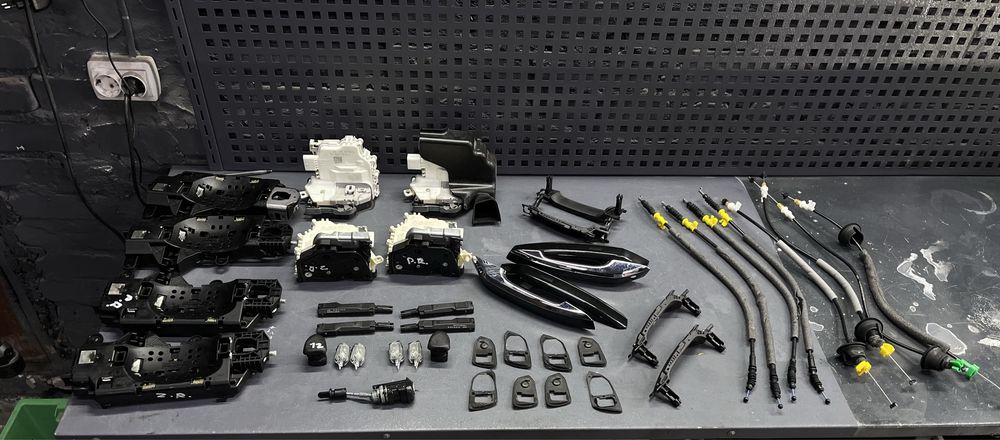 Audi A4 B9 ручка дверей зовнішня замок кронштейн трос датчик