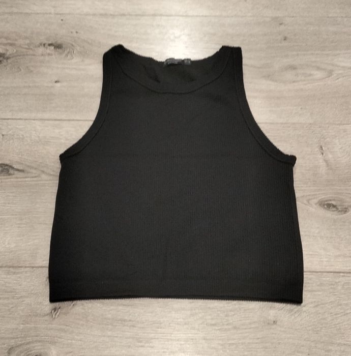 Czarny prążkowany top