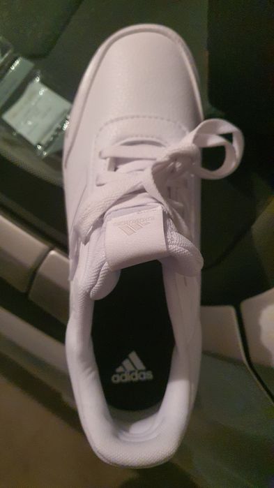 Sapatilhas Adidas, novas na caixa.