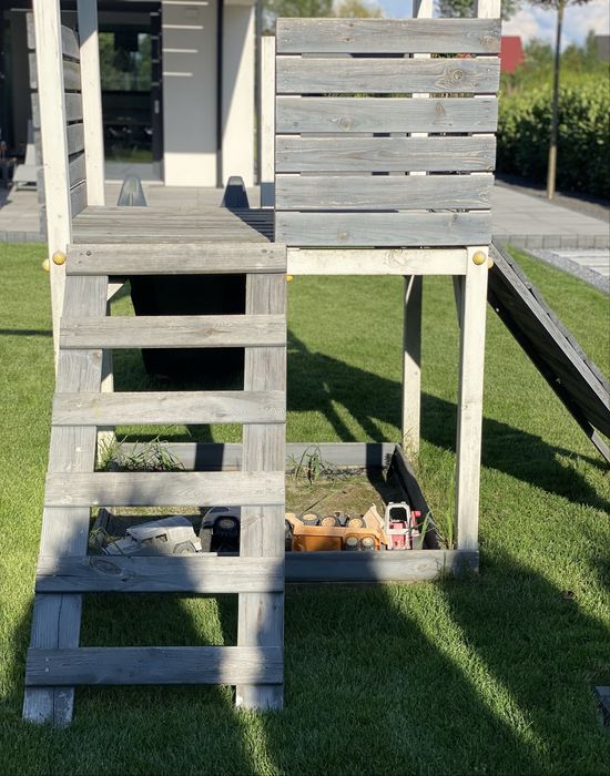 Plac zabaw drewniany z wieżą, huśtawkami, ścianką wspinaczkową i liną