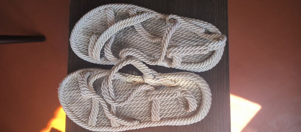 Продам бежеві сандалі