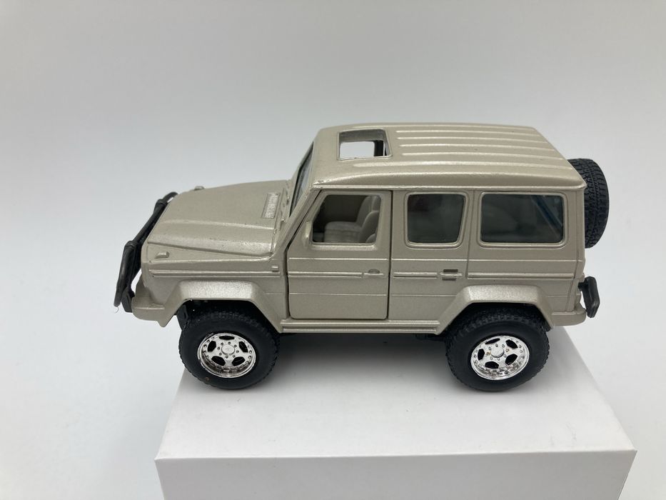 New-Ray - Mercedes Benz 300GD w kolorze szarym skala 1:32