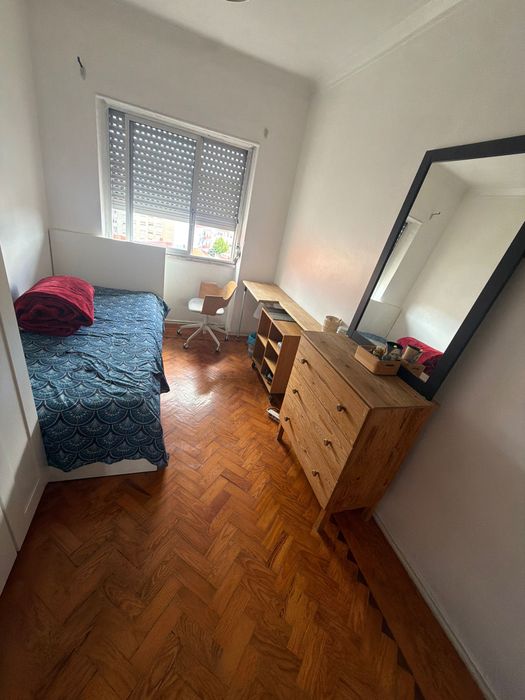Aluga-se quarto em apartamento mobiliado Odivelas Lisboa
