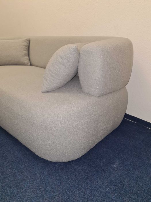 Sofa Aldrin firmy Windsor & Co  boucle