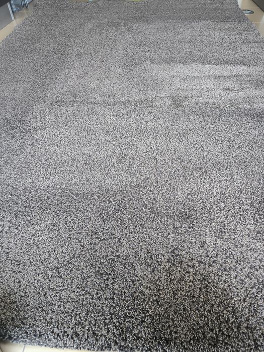 Carpete em castanho, mede 3/2 m