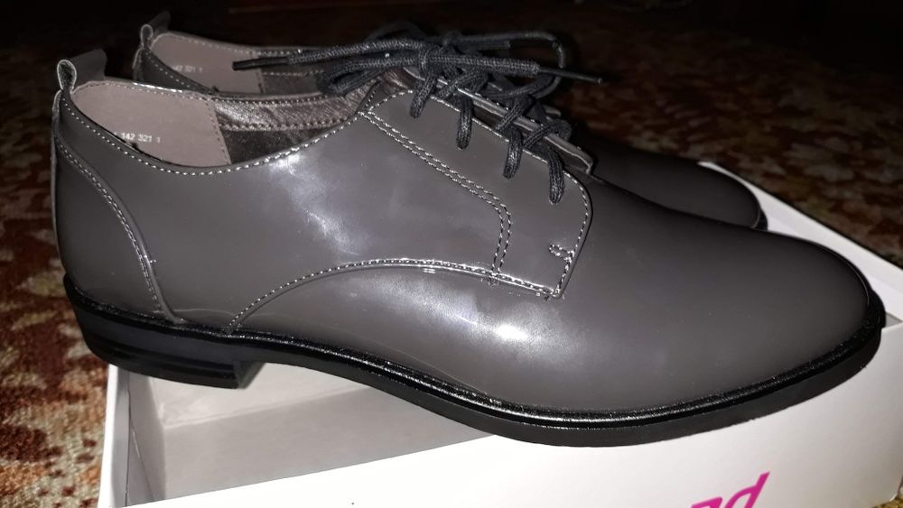 Лаковые туфли на шнурках