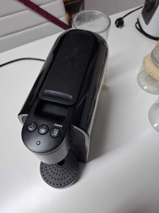 Máquina de Café Coffeesmart Preta