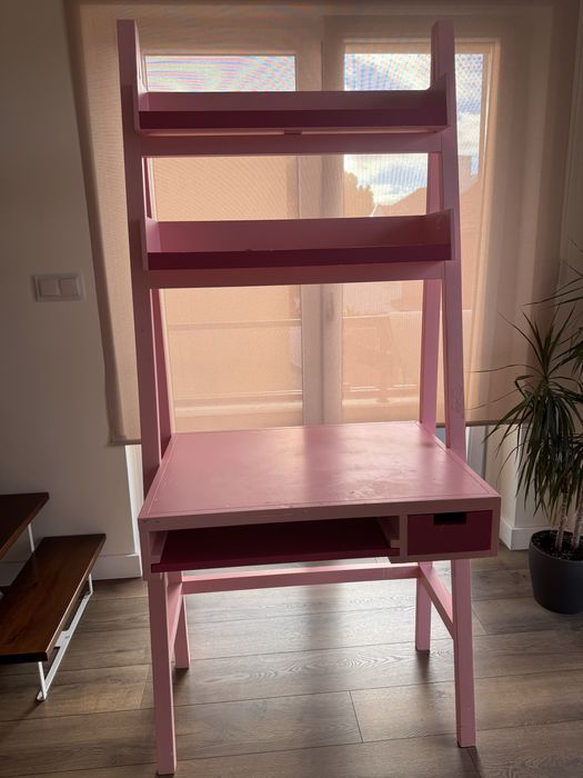 Secretária cor de rosa com prateleiras