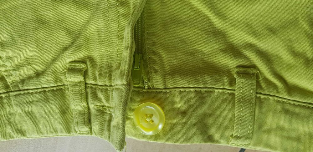 Spodenki dziewczęce Benetton rozmiar 110cm.