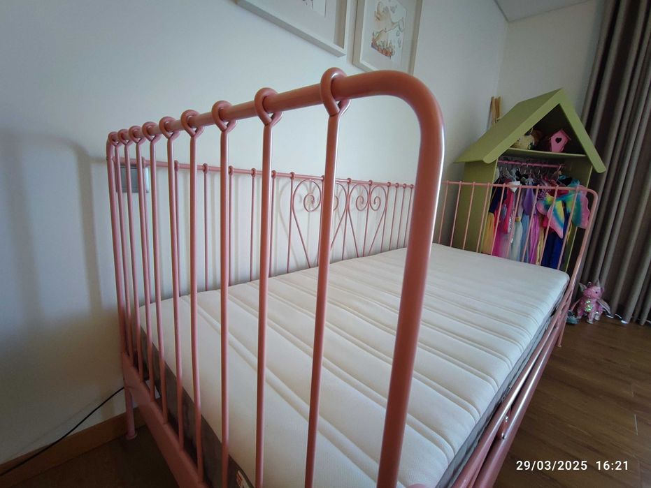 Cama de criança/menina em ferro cor de rosa e colchão 90 X 200cm.