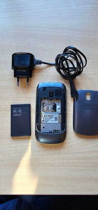 Nokia 302 z ładowarką