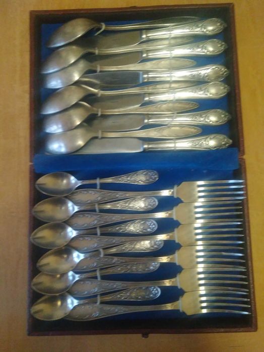 Антикварный мельхиоровый набор столовых приборов: ложки ножи вилки