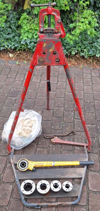 Zestaw do gwintowania. Imadło, gwintownica Rems