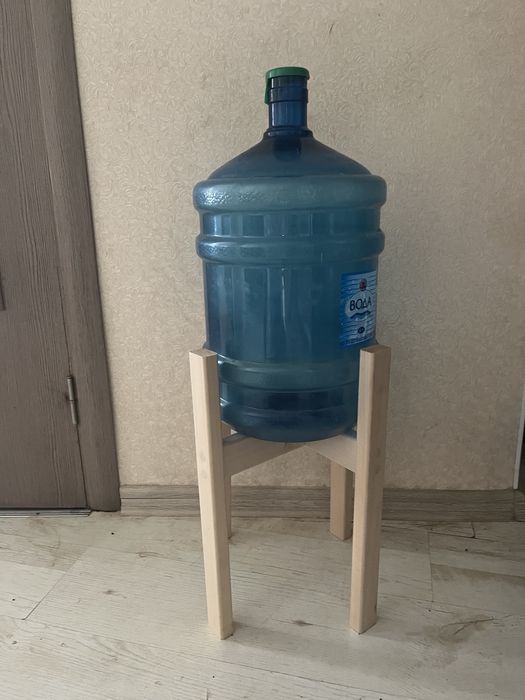 Дерев'яна хрестоподібна підставка для кулера з пляшкою 19-20 літрів.