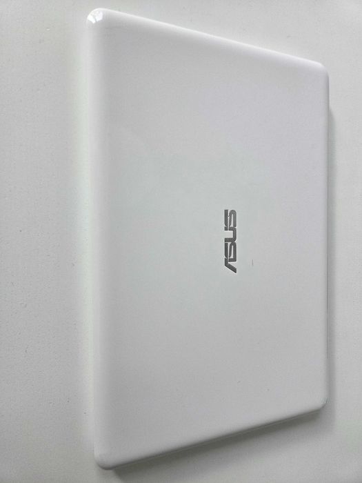 Ultralekki laptop notebook Asus E200HA