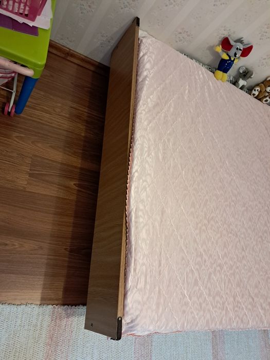Cama de casal com colchão e estrado