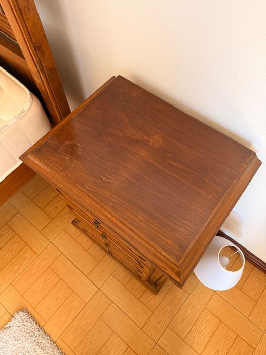 Cama de casal em madeira + colchão + mesas de cabeceira