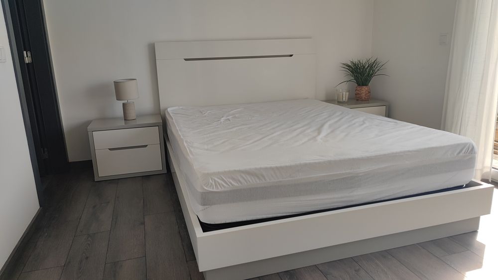 Cama de casal com duas mesas de cabeceira incluídas como novo