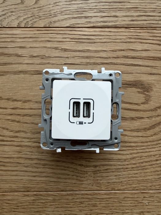 Legrand Niloe (Selection) podwójne gniazdo USB-A 5V 2,4A białe